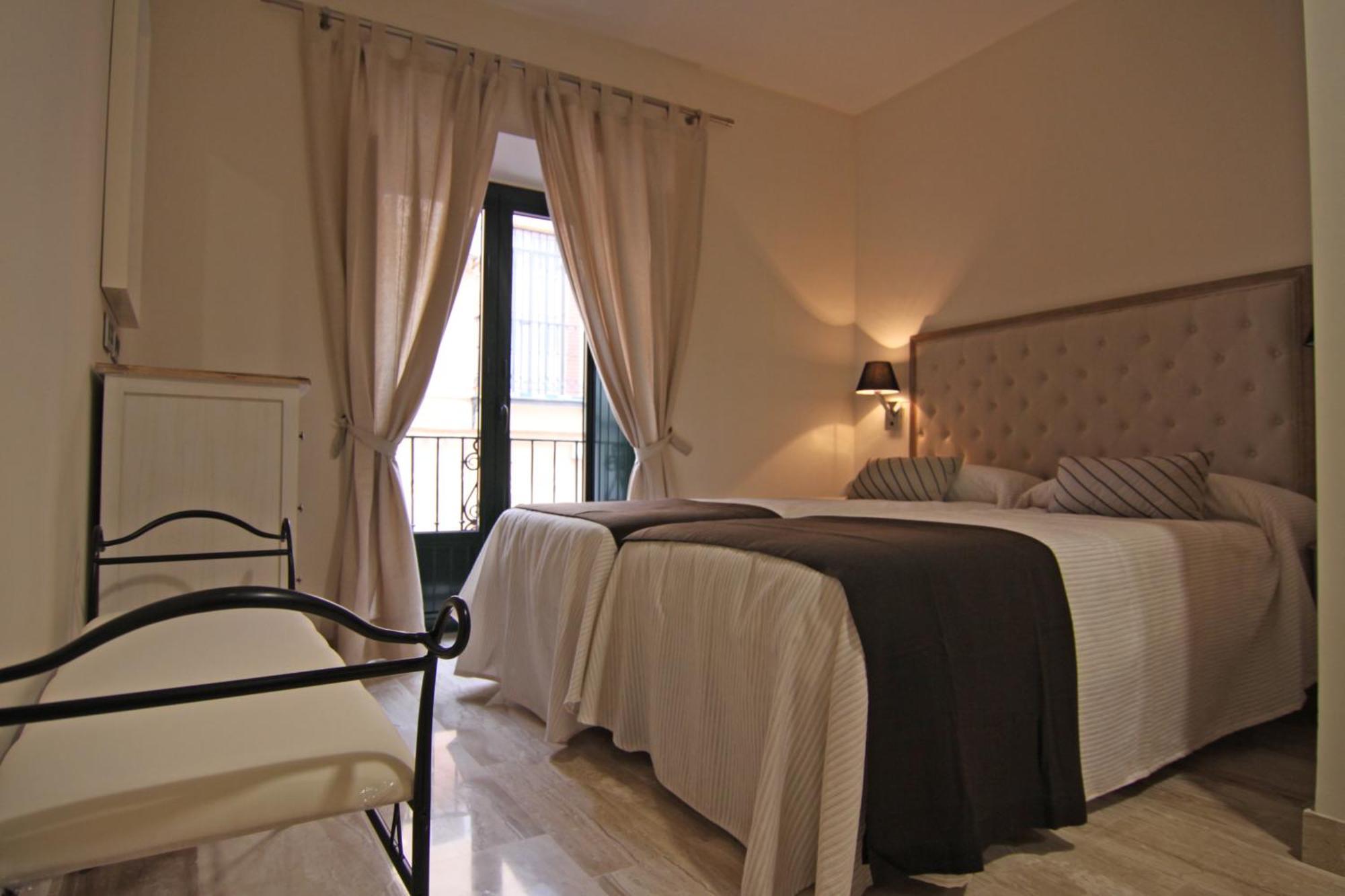 Apartamentos Living Sevilla Centro Maestranza Exterior photo