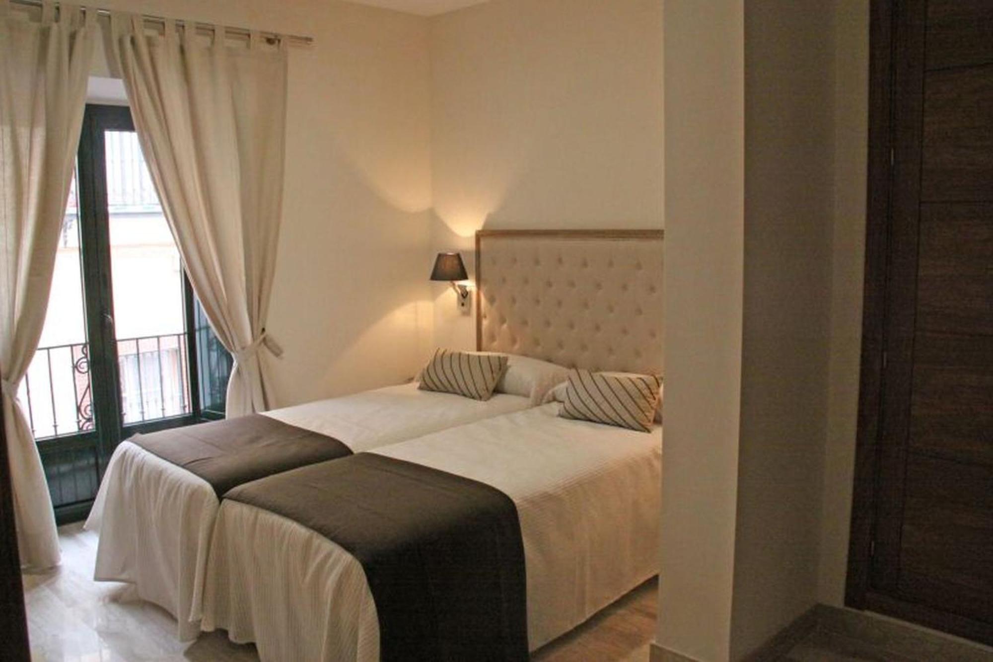 Apartamentos Living Sevilla Centro Maestranza Exterior photo