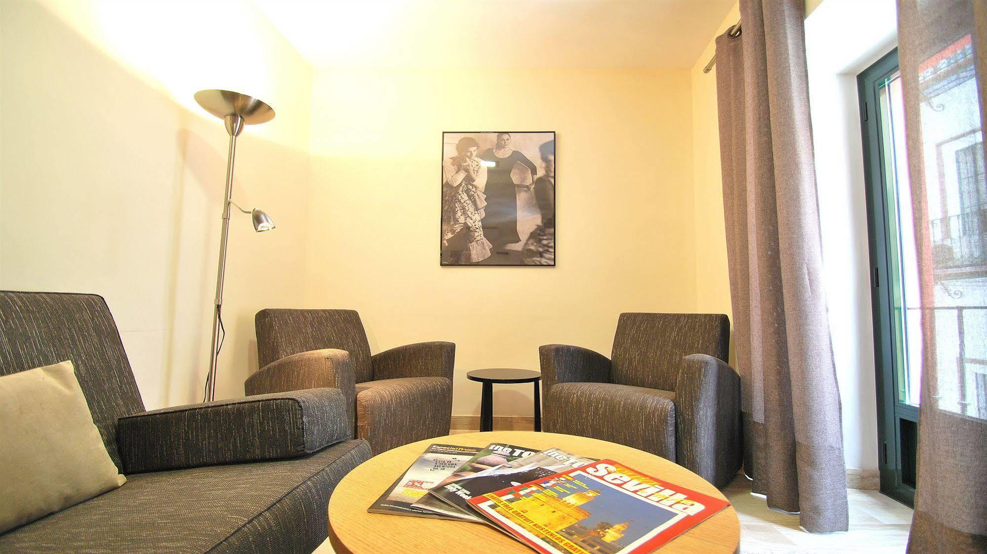 Apartamentos Living Sevilla Centro Maestranza Exterior photo