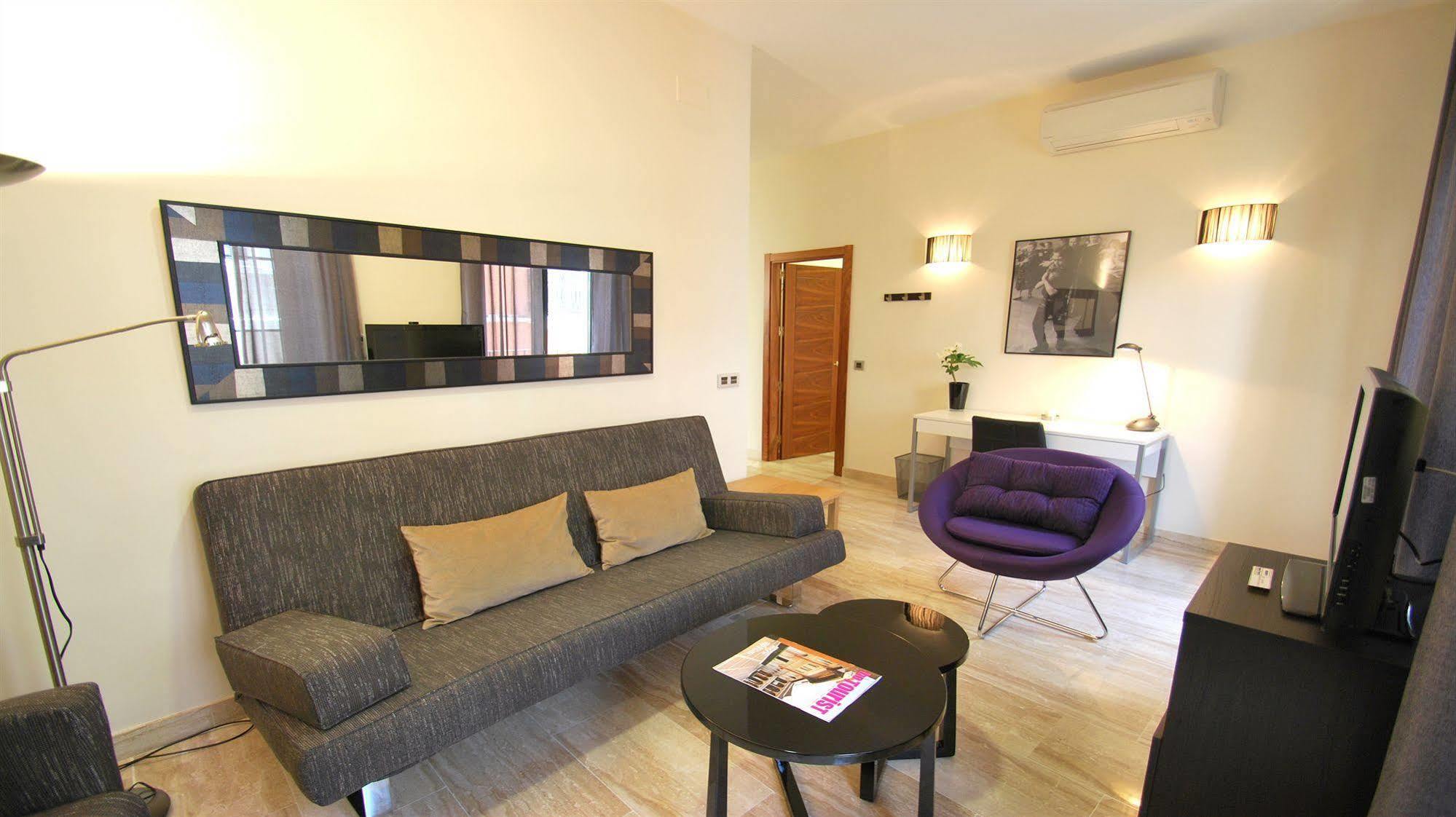 Apartamentos Living Sevilla Centro Maestranza Exterior photo