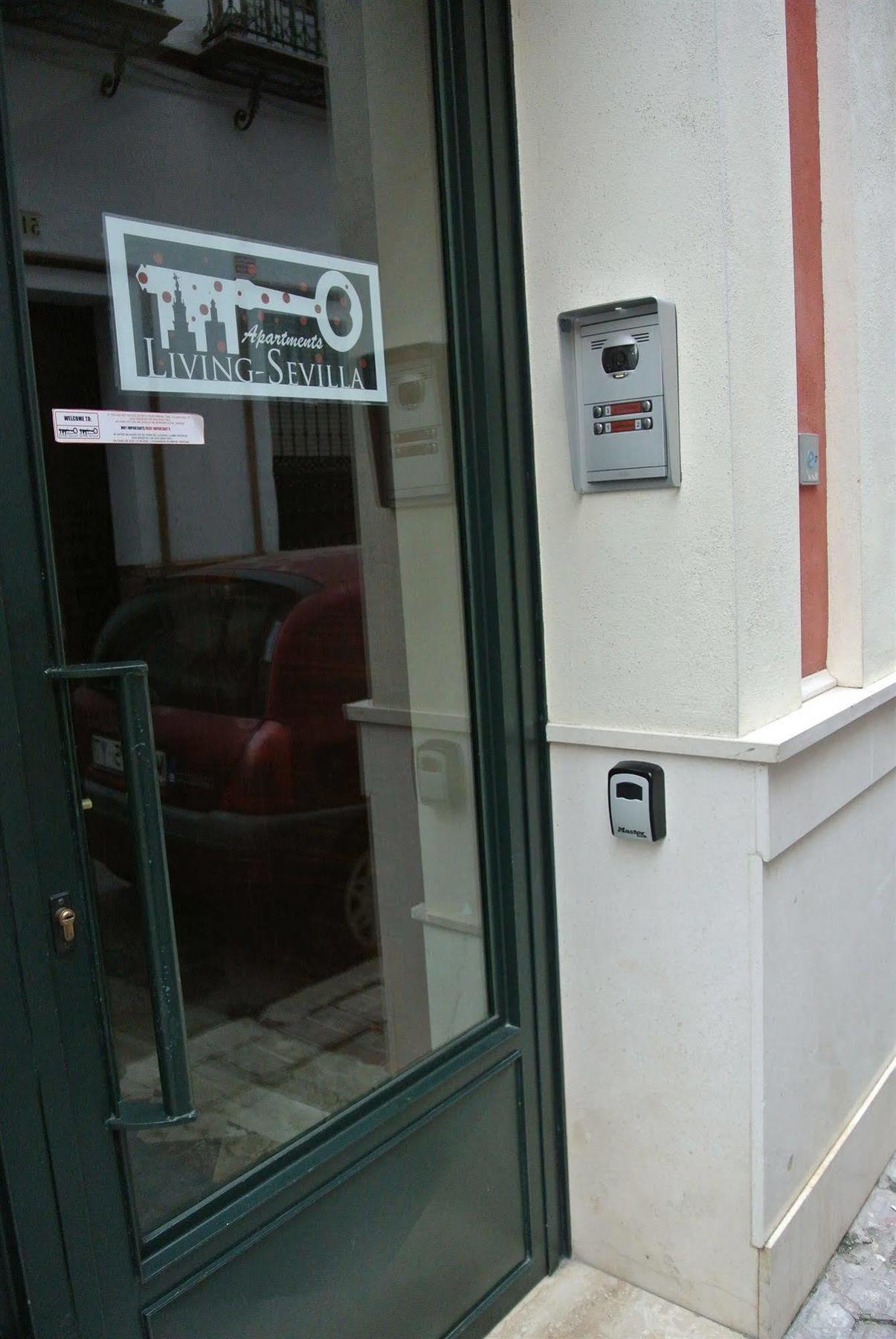 Apartamentos Living Sevilla Centro Maestranza Exterior photo