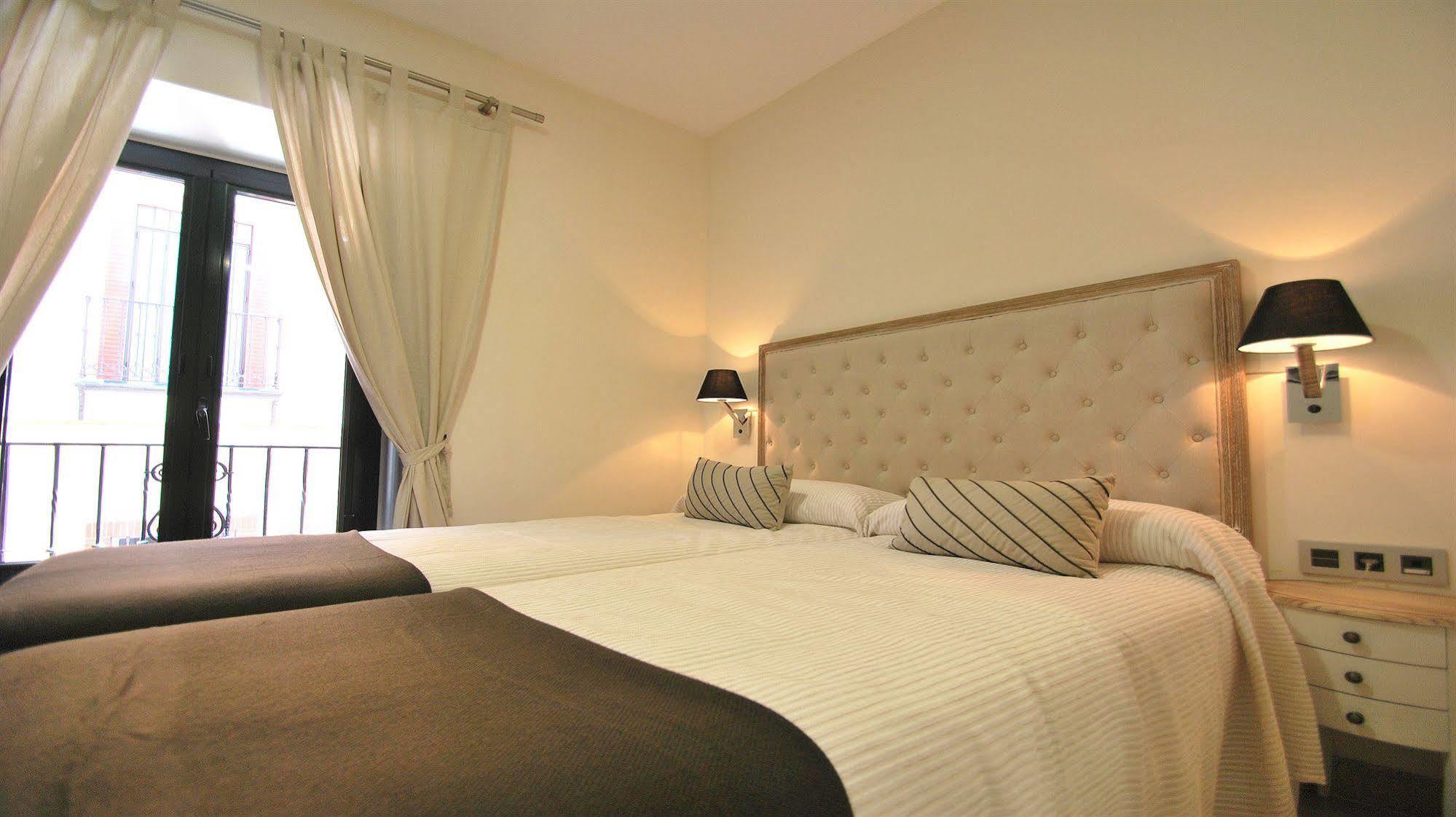 Apartamentos Living Sevilla Centro Maestranza Exterior photo